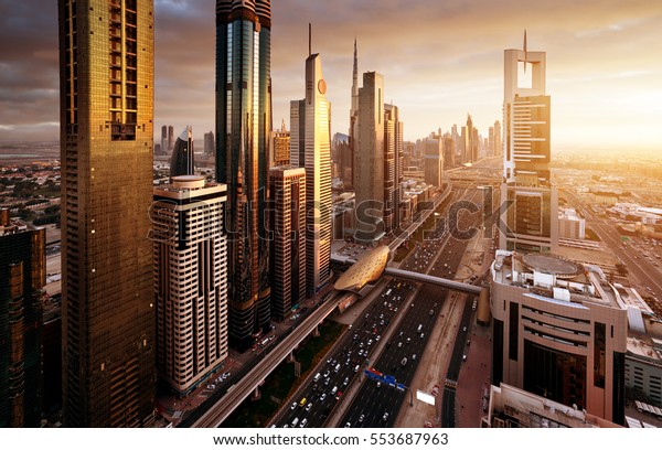 Skyline Von Dubai Bei Sonnenuntergang Vereinigte Stockfoto Jetzt Bearbeiten