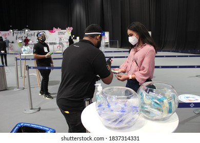 Dubai, UAE - October 10, 2020: Customer Service Personnel Wearing Face Shield And Face Mask As A Health Precaution At 'World Art Dubai' Affordable Retail Art Fair, During The Global Covid-19 Pandemic.