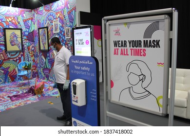 Dubai, UAE - October 10, 2020: A Notice Sign Instructs Visitors To Wear A Face Mask As A Stipulated Health Precaution At 'World Art Dubai' Retail Art Fair, During The Ongoing Global Covid-19 Pandemic.