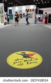 Dubai, UAE - October 10, 2020: A Notice Sign Instructs Visitors To Wear A Face Mask As A Stipulated Health Precaution At 'World Art Dubai' Retail Art Fair, During The Ongoing Global Covid-19 Pandemic.