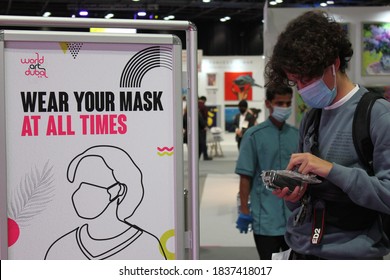 Dubai, UAE - October 10, 2020: A Notice Sign Instructs Visitors To Wear A Face Mask As A Stipulated Health Precaution At 'World Art Dubai' Retail Art Fair, During The Ongoing Global Covid-19 Pandemic.