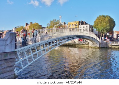 DUBLIN, IRELAND -2 NOV 2016- Day View Of The Iconic Pedestrian Penny Hapenny (Ha'penny) Bridge Over The River Liffey In Downtown Dublin.