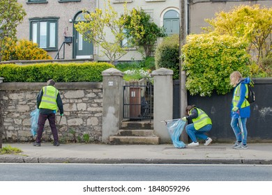 Dublin, Ireland - April 27 2019: Litter Pickup In Dublin Ireland, Local Volunteers Collecting Trash And Rubbish 