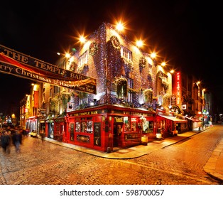 DUBLIN, IRELAND - DEC 28: A busy nightlife of the Temple Bar area on Dec 28, 2016 in Dublin, Ireland. Temple Bar is a popular historic quarter of Dublin filled with pubs, restaurants and music venues