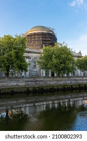 DUBLIN, IRELAND - Jul 24, 2021: A vertical shot of the Four Courts and River Liffey in Dublin  Ireland