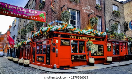 Dublin, Ireland March 17, 2018. Temple Bar – The Most Popular Area Of The City, And Filled With A Wide Array Of Bars And Restaurants.