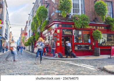 Dublin, Ireland - Oct 18, 2014: People Around The Temple Bar In Dublin, Ireland On October 18, 2014