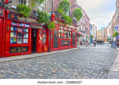 Dublin, Ireland - Oct 18, 2014: People Around The Temple Bar In Dublin, Ireland On October 18, 2014