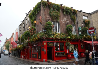 Dublin, Ireland - October 4rd, 2019: Temple Bar In Downtown Of Dublin, Is A Famous And Crowded Irish Pub From 1840