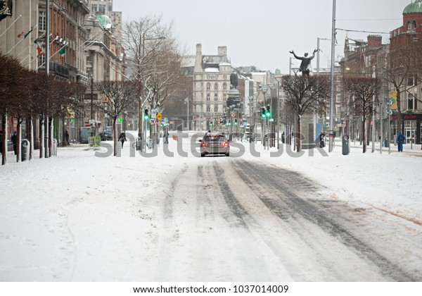 Dublin/Ireland - 03/02/2018. Beast from the East,\
Taxi and passers by on Oconnel Street in the centre of Dublin\
covered in snow.