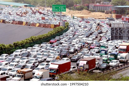 Due to the farmers' agitation on the Gurugram Sarhol Border Expressway, the Delhi Police investigated the vehicles, which led to a long jam.  Gurugram, Delhi, India.  26 June 2021.