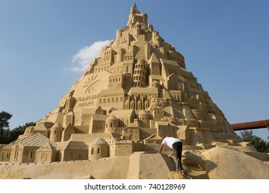 Duisburg, Germany. 29 August 2017. A Team Of Sculpters Work On A Giant Sandcastle In An Attempt To Break A Guiness World Record.