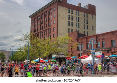 Duluth, Minnesota/ USA -6/17/2017: Grandma's Marathon Is An Annual Marathon Held In Duluth, Minnesota That Starts In Two Harbors And Runs Along The North Shore Of Lake Superior