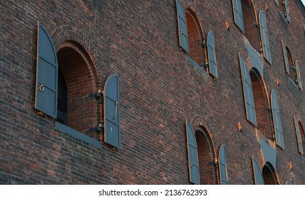 Dumbo Building With West Elm Store And Other Coffee Shops Next To Hudson River Between Manhattan And Brooklyn Bridges. New York, 2021.