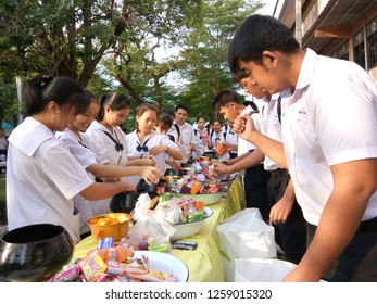 Dumnoensaduak, Ratchburi/Thailand - Dec. 4, 2018 : Thai Students In Secondary School Offering Food To The Monk Alm Bowl For Buddhist Monks, Making Merit For Their Fathers On Fathers Day