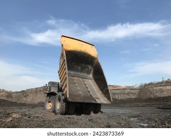 Dump truck do test dumping to avoid overburden contamination for coal