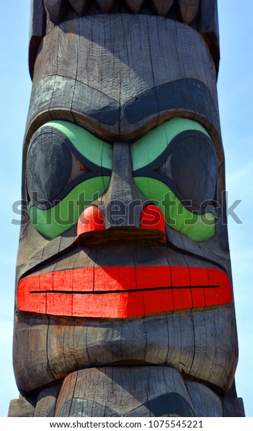 DUNCAN\
BC CANADA JUNE 22 2015: Totem pole in Duncan\'s tourism slogan is\
\