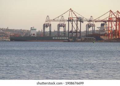 Shiploader Images, Stock Photos & Vectors | Shutterstock