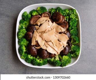 During The Chinese Festive Holiday, Lavish Home Cooked Dishes Graced The Dining Table / Festive Food / Braised Abalone And Chinese Mushrooms With Broccoli In Thick Abalone Sauce