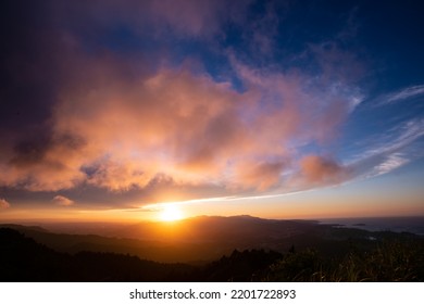 At Dusk, The Clouds In The Sky Change In A Thousand Different Scenes. Rapid Changes In The Cloud Landscape, Taiwan.