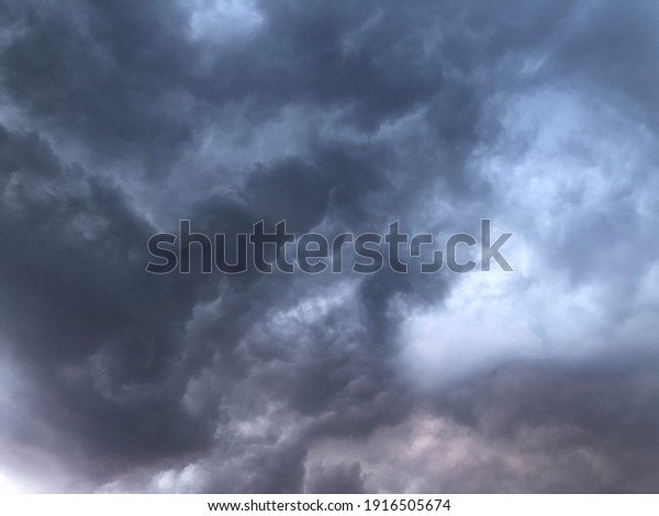 夕暮れの曇り空 雨が降る前に曇った空 劇的な暗雲 自然の景色 の写真素材 今すぐ編集