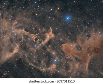 Die Staubnebel von LBN 552 und LDN 1228 im Sternbild Cepheus