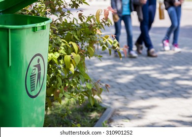 Dustbin In The Park. Keep The City In Clean.