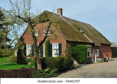 Dutch farm house whit an thatched roof