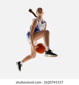 Foto dinámica de la joven atleta de baloncesto que driblaba en lanzar la pelota en el aire para obtener un potente golpe contra el fondo blanco. Concepto de deporte profesional, mujer en el deporte, movimiento. Anuncio