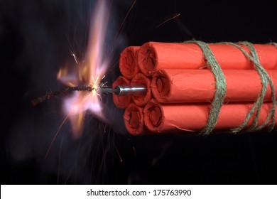 Dynamite checkers associated explosive with a burning fuse.   Foto de stock