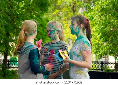 DZERZHINSK, RUSSIA - MAY 19, 2018: Three Young Girls Chatting On The Festival Of Music And Colors. Faces And Hair Decorated With Color Powder.