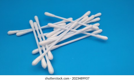 Ear Cleaner - Pile Of White Cotton Buds