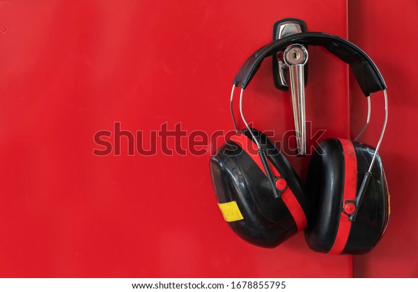 Ear\
protectors for noise protection, Ear\
muffs.