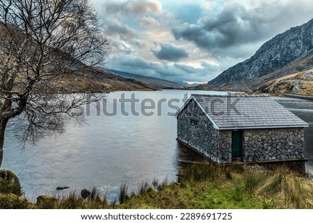 Early morning at the boathouse on the shores of Llyn Ogwen, Ogwen Valley, Snowdonia National Park, North Wales.