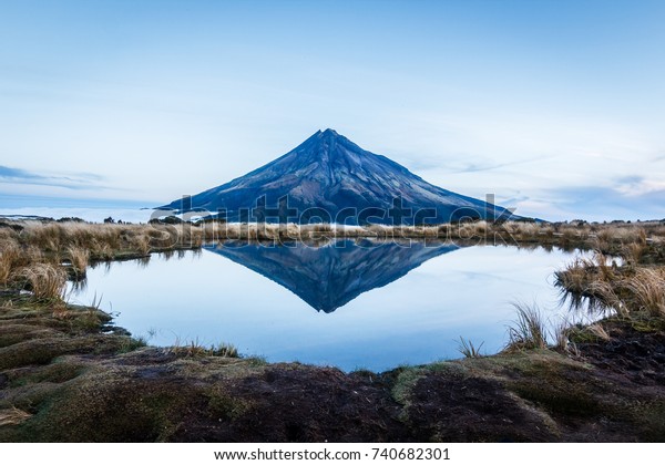 ニュージーランドの北島で 晴れた青い空の日に雲に囲まれたタラナキ山またはエグモント山の早朝 の写真素材 今すぐ編集