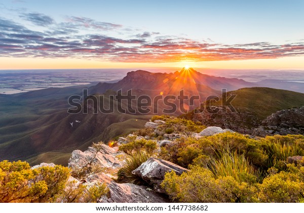 朝早く オーストラリア 西オーストラリア スターリング レンジ国立公園のブラッフ ノールの山頂からの日の出 の写真素材 今すぐ編集