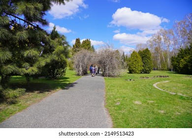  Early Spring - People On A Spring Walk. Sunday Rest. Beautiful Green Areas Of The City Of City.