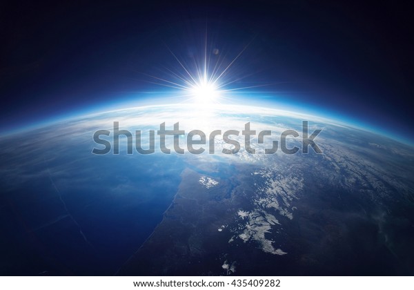 日の出とともに宇宙から見た地球 写真は 気球から撮影された本物の写真と Nasaが提供する詳細を組み合わせたものです の写真素材 今すぐ編集