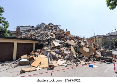 13,792 Earthquake rubble Stock Photos, Images & Photography | Shutterstock