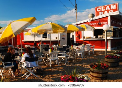 East Hampton, NY, USA June 20 Folks Enjoy A Casual Meal At A Clam Shack In East Hampton, New York.  The Diner, Located On The Road To Montauk, Is A Popular Lunch Spot In The Hamptons