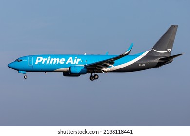 East Midlands Airport (EMA), England, 26. Februar 2022, Amazon Prime Air Flugzeug EI-AZC a Boeing 737-86J(SF)(WL) landet am Flughafen.