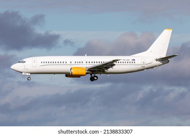 East Midlands Airport (EMA), England, 23. Februar 2022, 9H-ZAZ, Air Horizont a Boeing 737-436 kommt bei schönem Wetter am Flughafen an.
