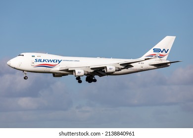 East Midlands Airport (EMA), England, 25. Februar 2022, SilkWay Aserbaijan Cargo, VP-BCV a Boeing 747-4H6F, SCD kommt am Flughafen an.