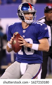 East Rutherford, NJ - NOV 20: Die New York Giants Quarterback Eli Manning (10) bereitet sich darauf vor, am 20. November 2011 im MetLife Stadium einen Pass gegen die Philadelphia Eagles zu werfen. 