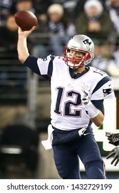 OST RUTHERFORD, NJ - NOV 22: New England Patriots Quarterback Tom Brady (12) wirft den Ball gegen die New York Jets im MetLife Stadium am 22. November 2012 in East Rutherford, New Jersey. 