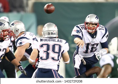 OST RUTHERFORD, NJ - NOV 22: New England Patriots Quarterback Tom Brady (12) wirft den Ball zurück Danny Woodhead (39) gegen die New York Jets im MetLife Stadium am 22. November 2012.