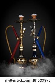 Ost rauchende Haka. Arabianischer Shisha. dunkler Hintergrund mit Rauch