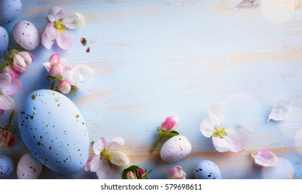 Osterhintergrund mit Ostereiern und Frühlingsblumen. Draufsicht mit Kopienraum