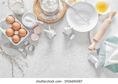 Arrière-plan culinaire de Pâques. La composition des ingrédients alimentaires de Pâques sur la table de la cuisine et l'espace pour un menu texte ou une recette.