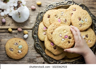 Cookies aux oeufs de Pâques - biscuits faits maison avec des oeufs de bonbons au chocolat, gâteaux traditionnels de Pâques pour les enfants